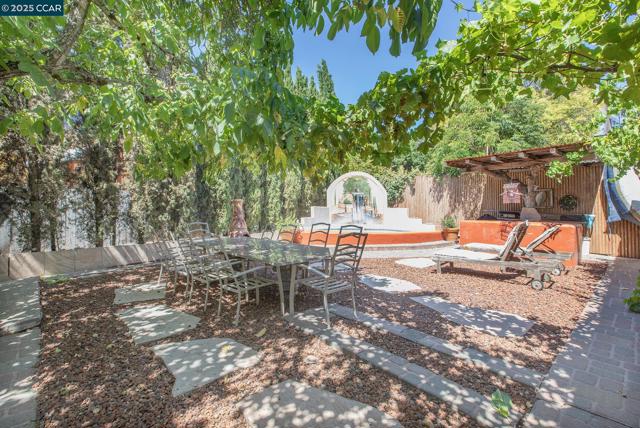 17190 Cedar Ave, Sonoma CA: https://media.crmls.org/mediaz/2c8c1f7a-837f-44f5-ac6d-b46807309ec3.jpg