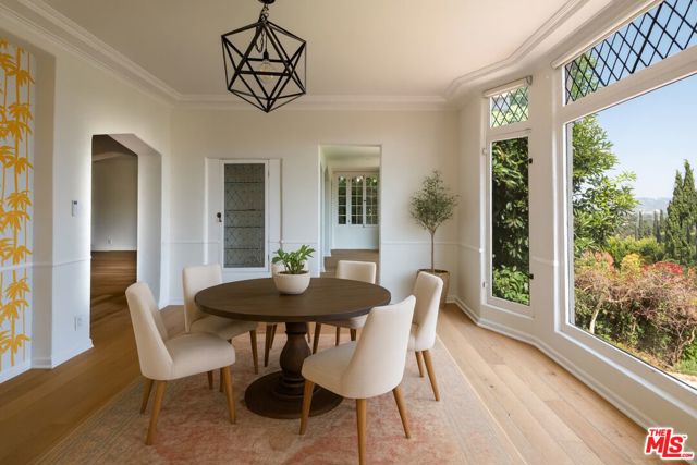 3756 Effingham Place, Los Angeles CA: https://media.crmls.org/mediaz/2c8c7b07-7350-4b32-8176-a53b9eb2fd3d.jpg