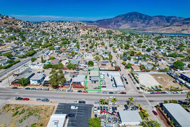 913 Grand Ave, Spring Valley CA: https://media.crmls.org/mediaz/2c8cf8f8-23bd-4494-a5f6-c528fc02451b.jpg