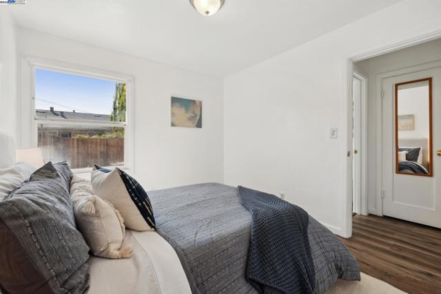 108 Cypress St, Alameda CA: https://media.crmls.org/mediaz/2c8d43e7-2a45-4792-833f-0a0eb7dbdaa9.jpg