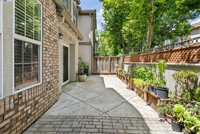 161 W Luna Loca Ln, Mountain House CA: https://media.crmls.org/mediaz/2c8e5218-1a67-42bb-84ac-d5731fe56f18.jpg