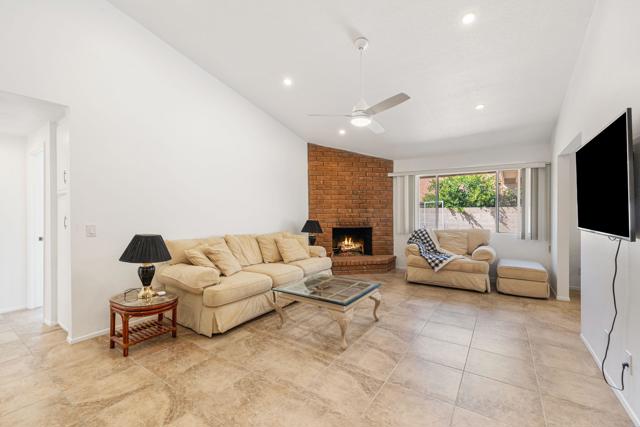 2050 Silver Oak Way, Hemet CA: https://media.crmls.org/mediaz/2c8eb349-4e12-431f-833f-a18b3de85db1.jpg