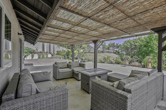 5241 Alamosa Park Dr, Oceanside CA: https://media.crmls.org/mediaz/2c8eb3a2-4fd4-48a9-808c-5c4392036817.jpg