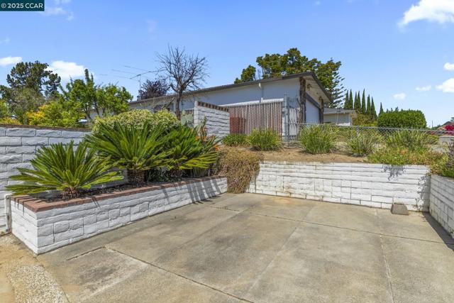 245 Parkview Ter, Vallejo CA: https://media.crmls.org/mediaz/2c8ed6ab-271f-41db-ae42-8d011adce30c.jpg