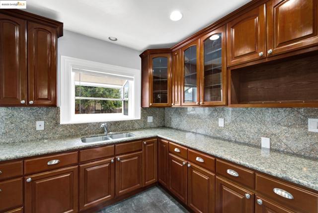 1009 106Th Ave, Oakland CA: https://media.crmls.org/mediaz/2c8f8807-08bb-4d76-9a2e-2796b5ede892.jpg