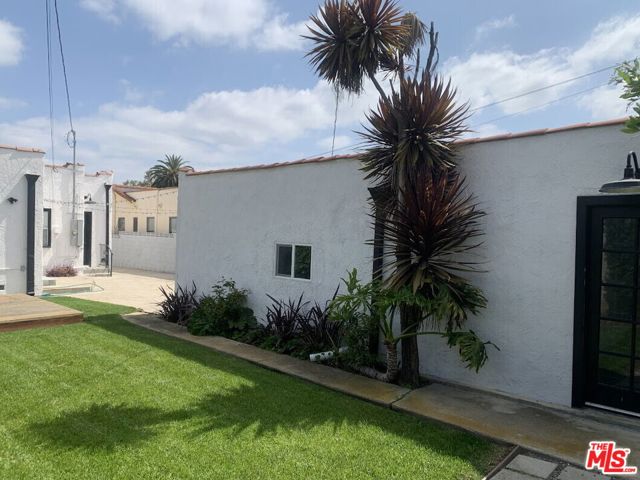 2032 W 80th Street, Los Angeles CA: https://media.crmls.org/mediaz/2c8faaf8-dad3-469a-a331-1254e138d811.jpg