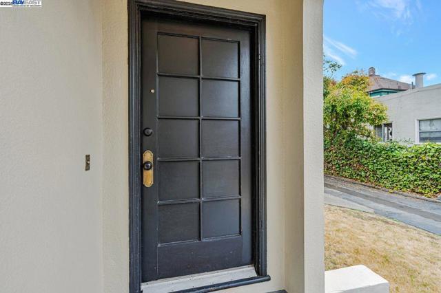 1560 Lincoln Ave #B, Alameda CA: https://media.crmls.org/mediaz/2c8fdcf2-1184-40a5-ad86-d40904671c14.jpg