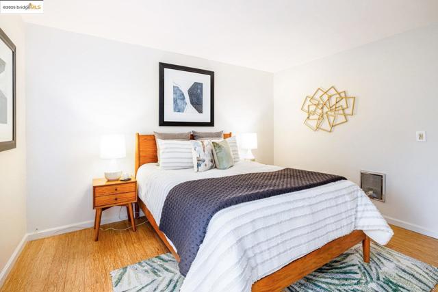 555 Jean St, Oakland CA: https://media.crmls.org/mediaz/2c90212a-ba98-41ee-a077-04fc6e63fa1d.jpg