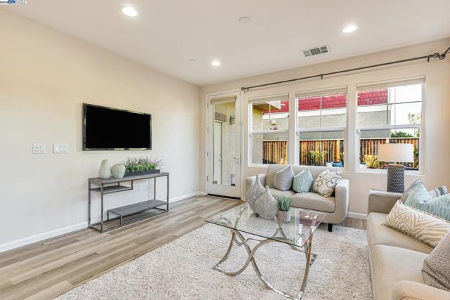 5801 Flora Cmn, Livermore CA: https://media.crmls.org/mediaz/2c92176d-69d6-4c96-8ecf-bb37ee359a68.jpg