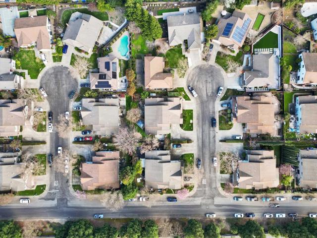 30 San Vicente Ct, Danville CA: https://media.crmls.org/mediaz/2c9237a9-579b-45d5-9302-dd86e35a8d6f.jpg