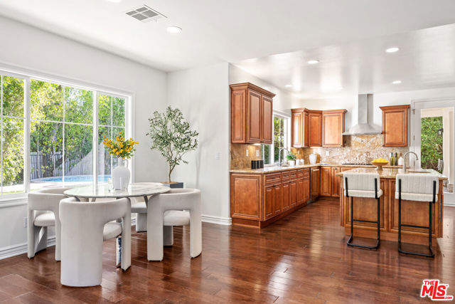 17400 Oak Creek Court, Encino CA: https://media.crmls.org/mediaz/2c92a74c-1c96-422b-b579-0e409ac4afad.jpg