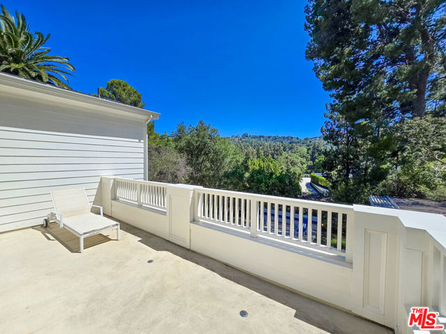 3815 Valley Meadow Road, Encino CA: https://media.crmls.org/mediaz/2c93c12c-8d71-4ba2-955c-7865eca33950.jpg