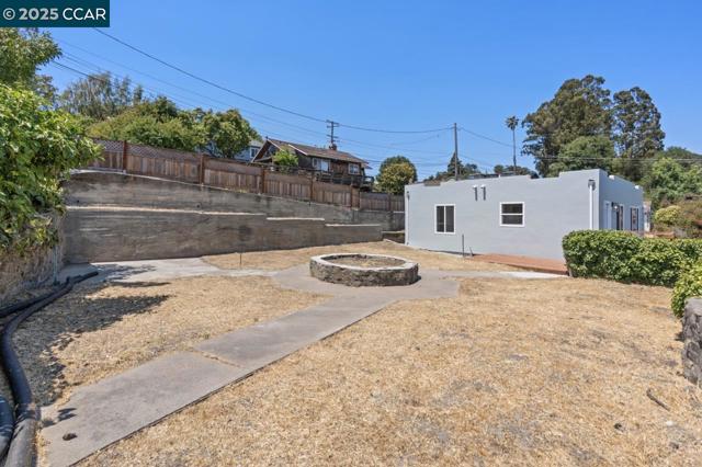 1923 Thompson Ln, El Sobrante CA: https://media.crmls.org/mediaz/2c94d343-340b-4662-83bc-0ebd5fcd8dce.jpg