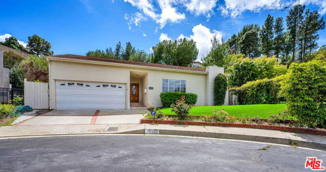 2925 Dona Susana Drive, Studio City CA: https://media.crmls.org/mediaz/2c95cca9-14bb-4ff5-89b6-b006072afbb3.jpg