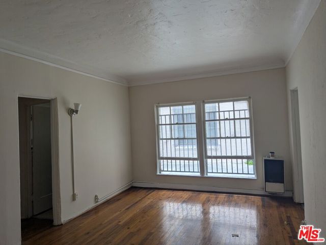 657 S COCHRAN Avenue, Los Angeles CA: https://media.crmls.org/mediaz/2c95f80a-479d-4992-82d3-e18d05173a06.jpg