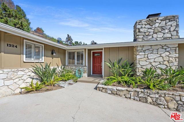 1224 El Hito Circle, Pacific Palisades CA: https://media.crmls.org/mediaz/2c95ff27-08ea-4f79-aca9-28982818a030.jpg