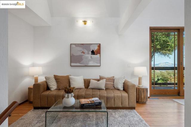 2112 Manzanita Dr, Oakland CA: https://media.crmls.org/mediaz/2c9624b7-3d68-4c46-8f8f-3dbbb8f388a6.jpg