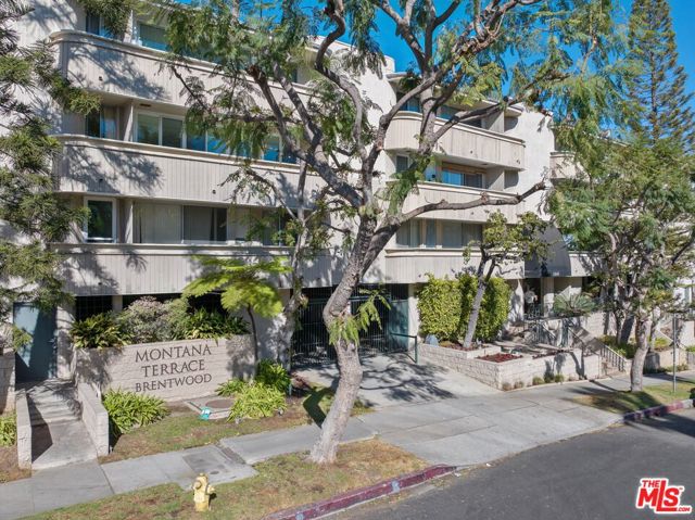 11645 Montana Avenue, Los Angeles CA: https://media.crmls.org/mediaz/2c975b04-cb35-4128-bd42-ee384904554c.jpg