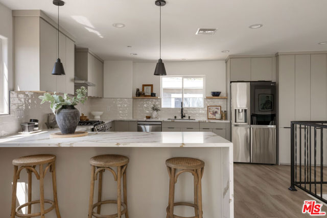 2391 Yorkshire Drive, Los Angeles CA: https://media.crmls.org/mediaz/2c97aba7-9707-4cc3-b50b-4c97e3aed474.jpg
