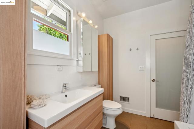 485 Hardy St, Oakland CA: https://media.crmls.org/mediaz/2c97e729-b731-49e4-a548-c8a934fadf38.jpg