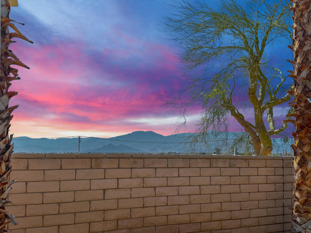 https://media.crmls.org/mediaz/2c988352-abd2-46cd-b624-f8d92d41f0ec.jpg?preset=X-Large