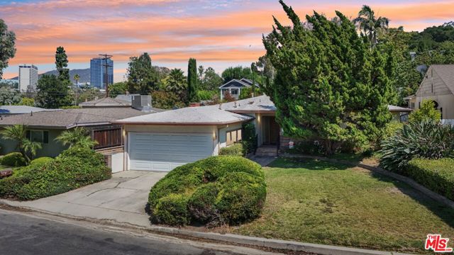 3684 Willowcrest Avenue, Studio City CA: https://media.crmls.org/mediaz/2c98af8c-c874-42fd-8714-1815d502bfa6.jpg