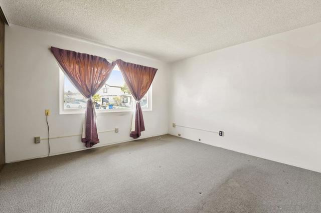 152 Leoma Ln, Chula Vista CA: https://media.crmls.org/mediaz/2c98c3fa-e77c-4757-8243-0854e0600132.jpg