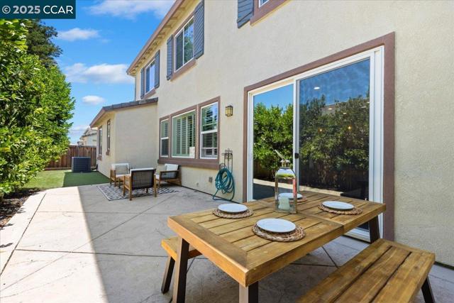 2097 Salice Way, Brentwood CA: https://media.crmls.org/mediaz/2c993441-76c1-4e63-8f9e-a61b573f02ec.jpg