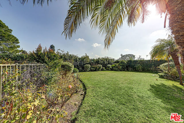 322 N June Street, Los Angeles CA: https://media.crmls.org/mediaz/2c9c1012-6b35-422b-84f8-5d7f3006ccab.jpg