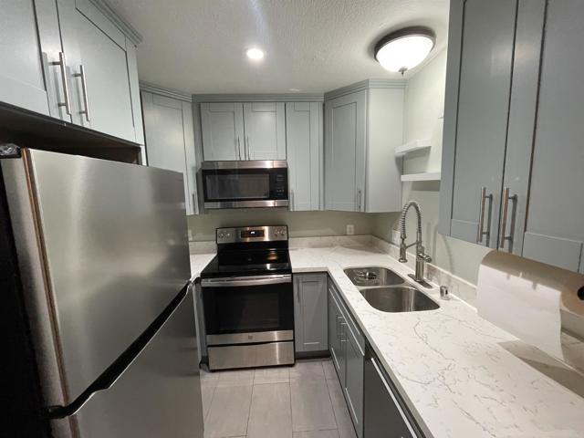 Detail Gallery Image 4 of 14 For 4055 Porte La Paz #141,  San Diego,  CA 92122 - 2 Beds | 1 Baths