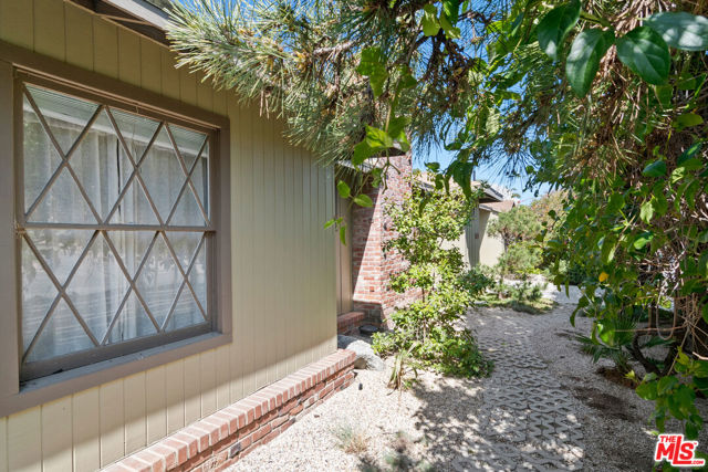 2299 Beverwil Drive, Los Angeles CA: https://media.crmls.org/mediaz/2c9de402-88d7-488b-a6c9-f8f98bb21a8a.jpg