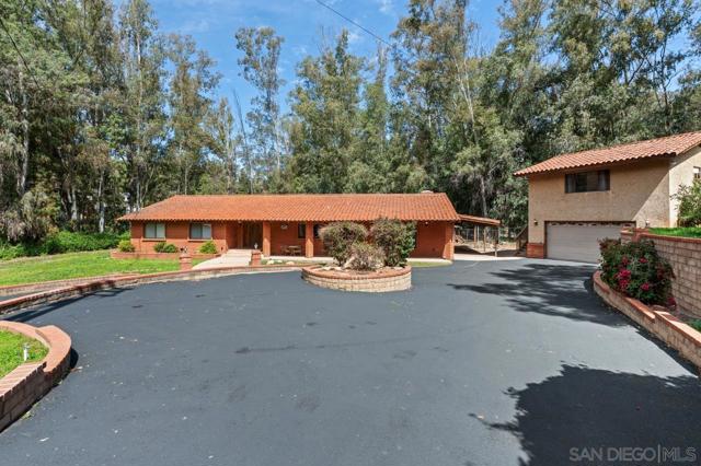 11580 Manzanita Rd, Lakeside CA: https://media.crmls.org/mediaz/2c9e20be-6707-422e-81cc-2f97e3fc4799.jpg