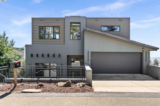 103 Diablo Dr, Oakland CA: https://media.crmls.org/mediaz/2c9f6b9d-d3be-4f72-9394-00d7a917acdc.jpg