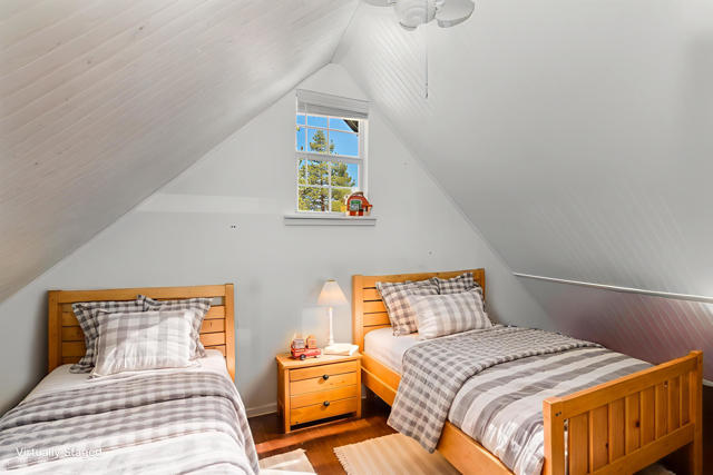 300 E Aeroplane Boulevard, Big Bear CA: https://media.crmls.org/mediaz/2ca00fc5-5002-4159-8789-56fbd7b9dc19.jpg
