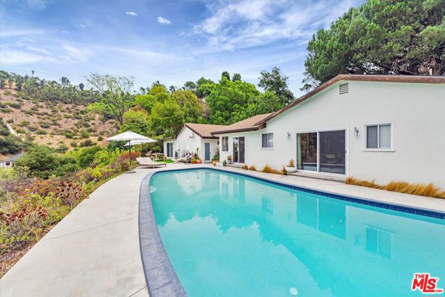 2316 Laurelmont Place, Los Angeles CA: https://media.crmls.org/mediaz/2ca03697-13b4-4731-866b-ac63a4adad4d.jpg