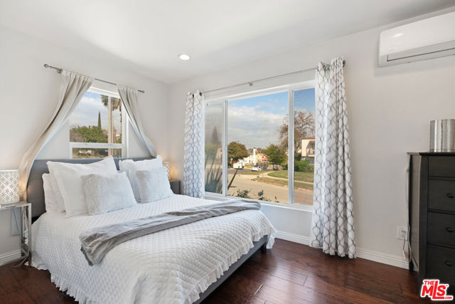 1301 S Hudson Avenue, Los Angeles CA: https://media.crmls.org/mediaz/2ca0aa4a-5fd2-40ab-8c66-61134ca0f567.jpg