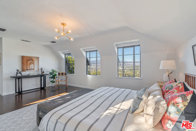 3827 Carnavon Way, Los Angeles CA: https://media.crmls.org/mediaz/2ca0d9c1-38cc-497e-863f-f757561cd6f7.jpg