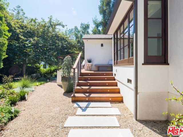 3279 Ledgewood Drive, Los Angeles CA: https://media.crmls.org/mediaz/2ca11650-9a38-486b-a892-7ef5616336d2.jpg