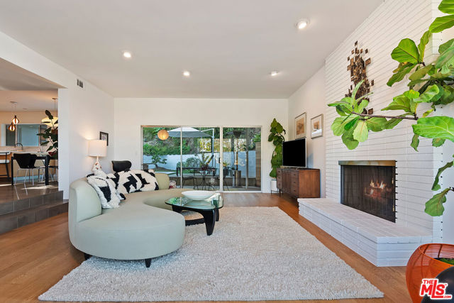 4025 Weslin Avenue, Sherman Oaks CA: https://media.crmls.org/mediaz/2ca18582-b09c-451d-af5e-ec1d065369b0.jpg
