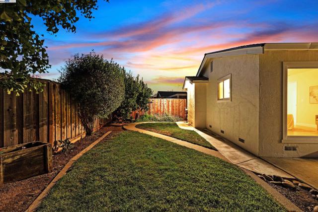 35629 Dee Pl, Fremont CA: https://media.crmls.org/mediaz/2ca1a626-be64-4d64-a0c6-26452132c909.jpg
