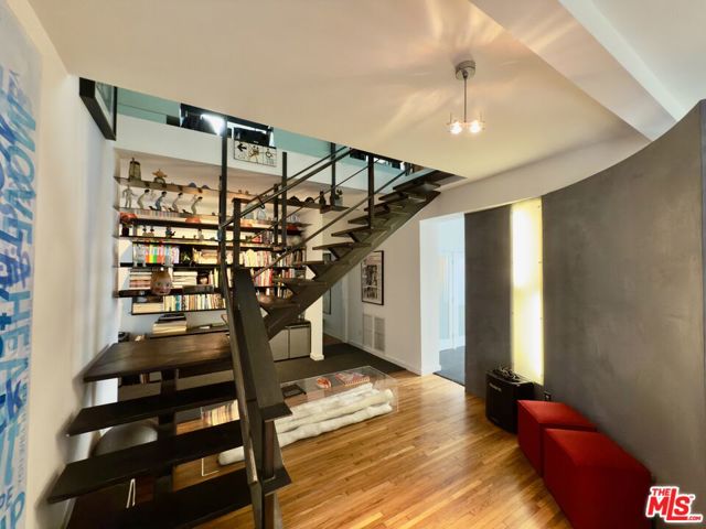 2714 4th Street, Santa Monica CA: https://media.crmls.org/mediaz/2ca1e04d-d3d0-4c92-94d2-695cb2ed3795.jpg
