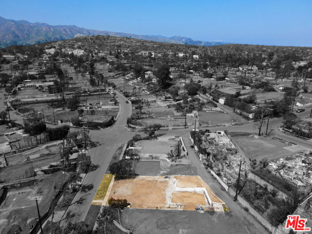 582 Radcliffe Avenue, Pacific Palisades CA: https://media.crmls.org/mediaz/2ca2446c-2f9d-48c7-a747-06458cdb7684.jpg