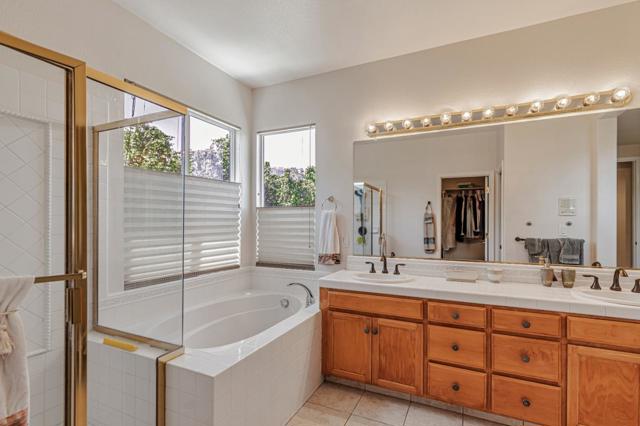 975 Oak Brook Way, Gilroy CA: https://media.crmls.org/mediaz/2ca2a09c-49ec-466d-9b7e-ed14e707ba3f.jpg