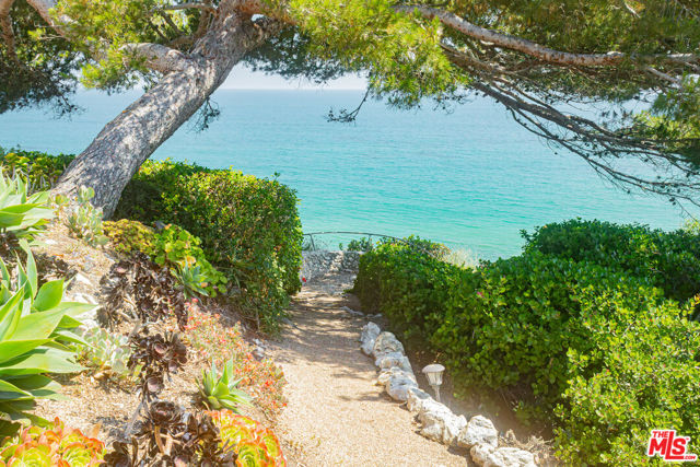 27500 Pacific Coast Highway, Malibu CA: https://media.crmls.org/mediaz/2ca2cecb-d8fa-45cf-bba5-19a076455c4c.jpg