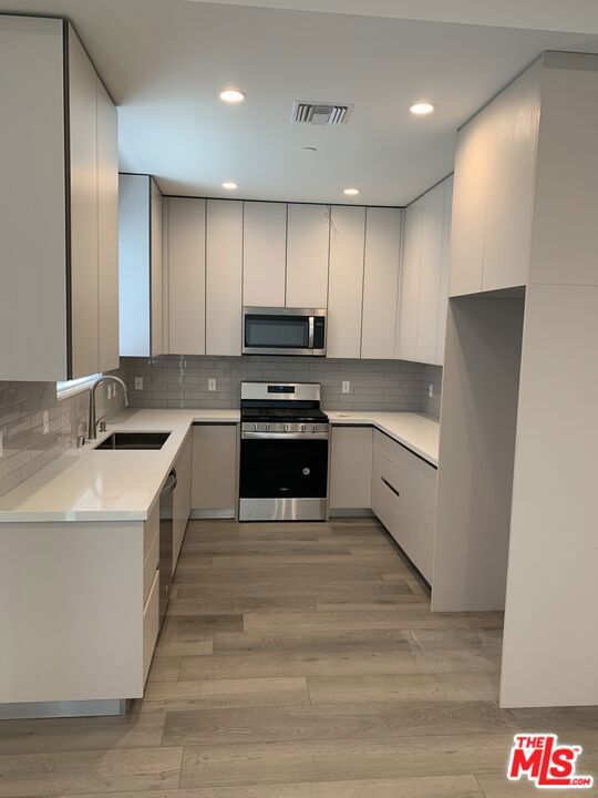 1721 GRANVILLE Avenue, Los Angeles CA: https://media.crmls.org/mediaz/2ca38980-6333-4274-b8e3-7f523356a683.jpg