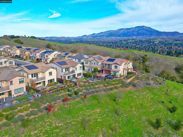 528 Caprio Ct, San Ramon CA: https://media.crmls.org/mediaz/2ca394c7-f751-4d69-be9e-bd53935c7f96.jpg