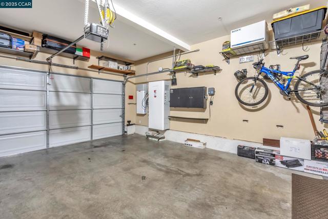 2036 Serra Ln, Hercules CA: https://media.crmls.org/mediaz/2ca4dad3-2965-4be7-a2c4-96b47de120db.jpg