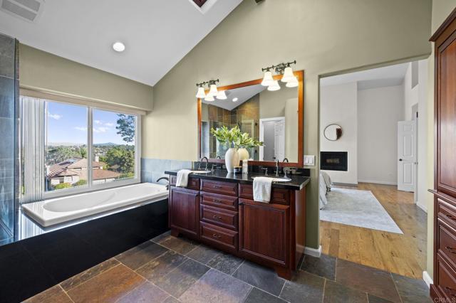 213 Via Palacio, Encinitas CA: https://media.crmls.org/mediaz/2ca61b90-9d8a-4ad1-be65-5ff9b2b84e93.jpg