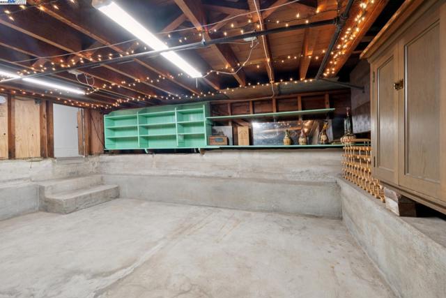 1658 Gouldin Rd, Oakland CA: https://media.crmls.org/mediaz/2ca66214-18d2-4b5c-82ec-9602596f6e1f.jpg
