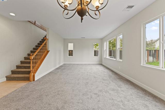 204 Daylily Ln, Patterson CA: https://media.crmls.org/mediaz/2ca6800c-aaf8-41c1-bf83-840b7823beae.jpg